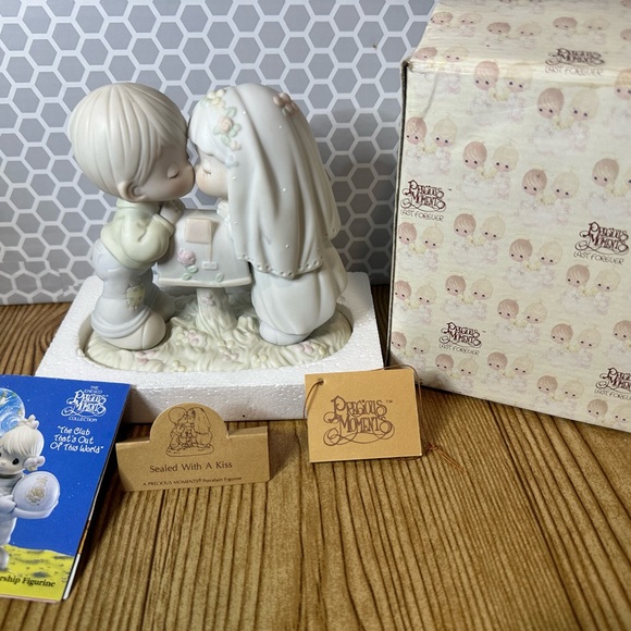 Precious Moments: Sealed With a Kiss! Like New Condition! - Picture 1 of 6